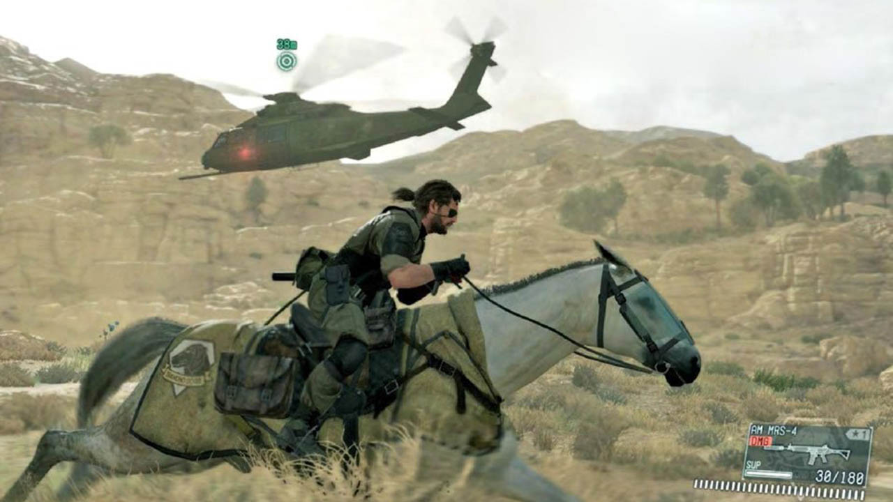 En una dirección, Snake a caballo en el mundo abierto de Metal Gear Solid V The Phantom Pain. En la otra, un helicóptero con la gente de Konami que pensó que no era una buena idea precargar el juego en PC.